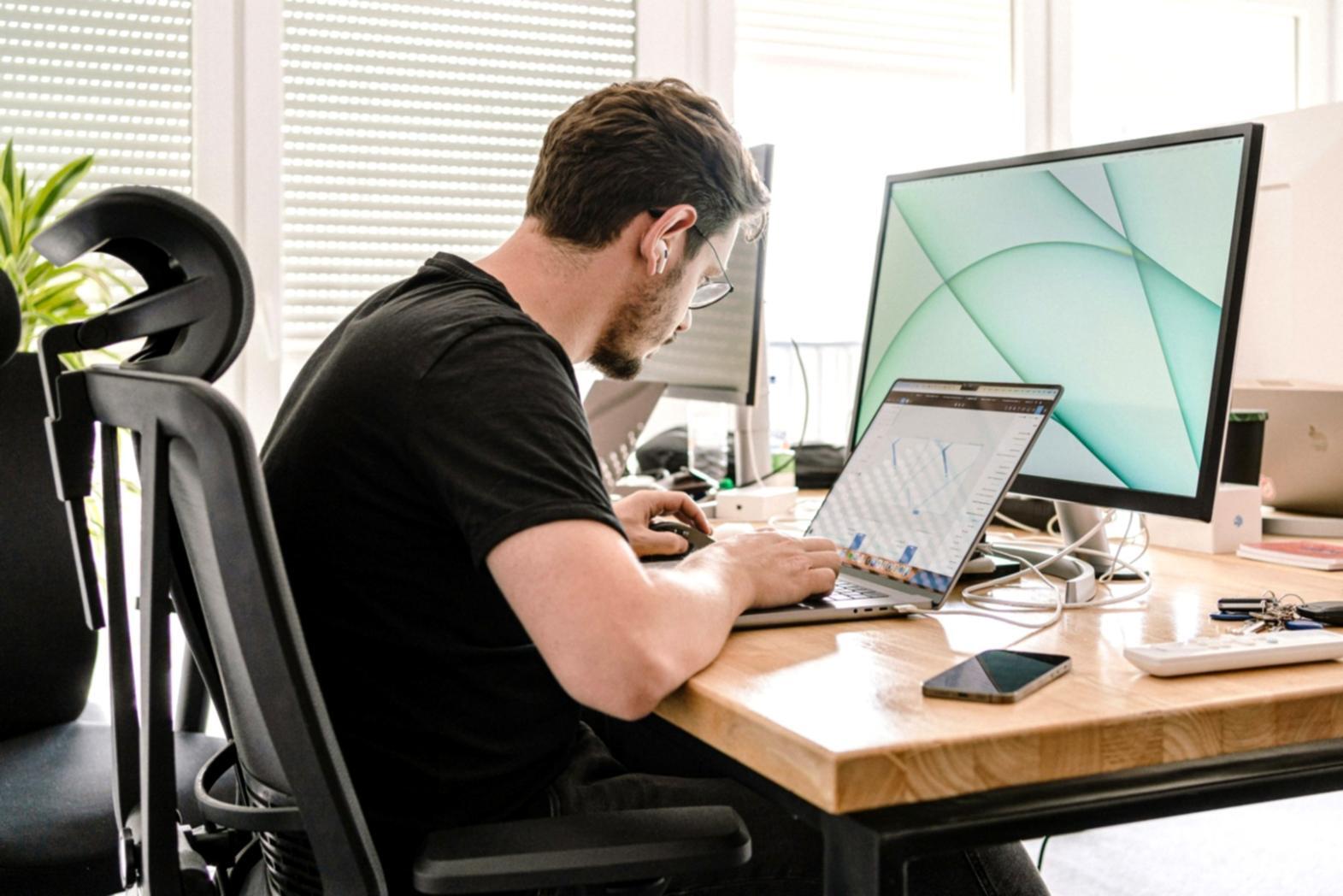 SEO market analysis workspace with data visualization